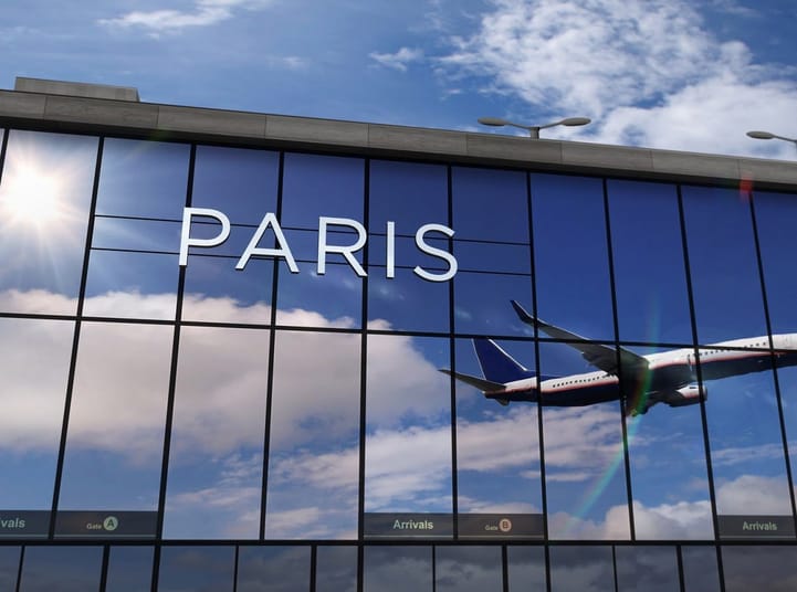 Vols France-Algérie : des perturbations annoncées pour le lundi 20 novembre Vue d'un avion en vol reflété sur la façade vitrée de l'aéroport de Paris.