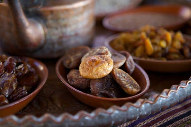 Dattes et fruits secs dans un bol pour le Ramadan.
