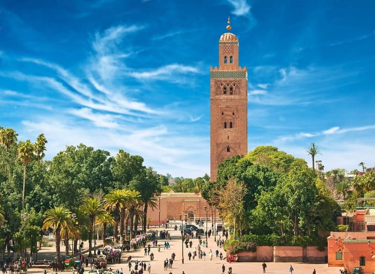 Enfin le royaume du Maroc retrouve ses touristes Minaret de la Koutoubia à Marrakech sous un ciel bleu clair.