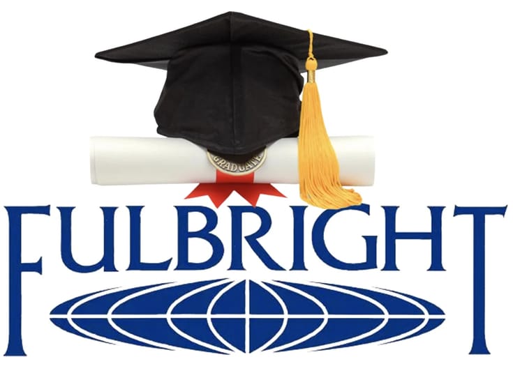 Bourses Fulbright TEA 2024 : Une opportunité exceptionnelle pour les enseignants algériens Logo Fulbright avec chapeau de diplômé et diplôme.