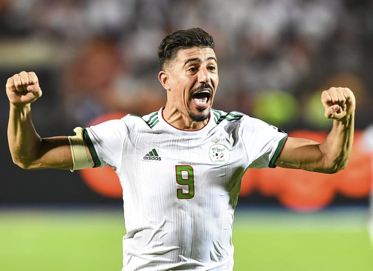 Bounedjah en action lors d'un match de football international.