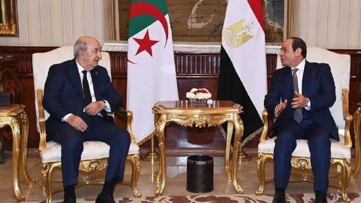 Tebboune et Al Sissi en discussion lors d'une rencontre officielle.
