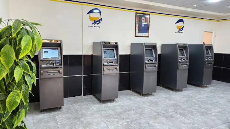 Guichets automatiques pour services bancaires à la Poste en Algérie.