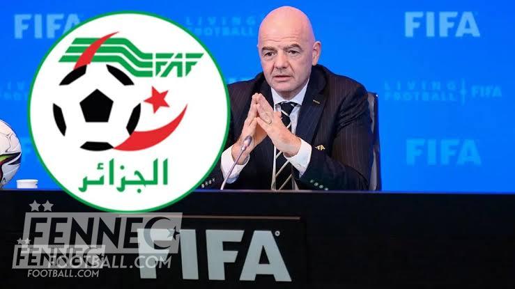 Voici l'excellente nouvelle de Gianni Infantino pour l'Algérie Gianni Infantino lors d'une conférence de la FIFA avec le logo de la FAF algérienne.