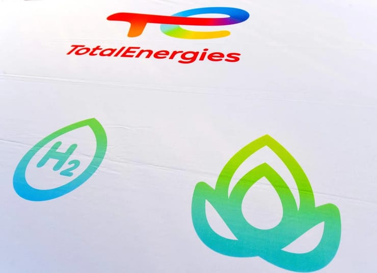 Logo de TotalEnergies avec symbole d'hydrogène et de développement durable.