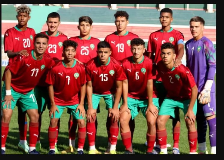 L'équipe U17 du Maroc en tenue de match sur le terrain.