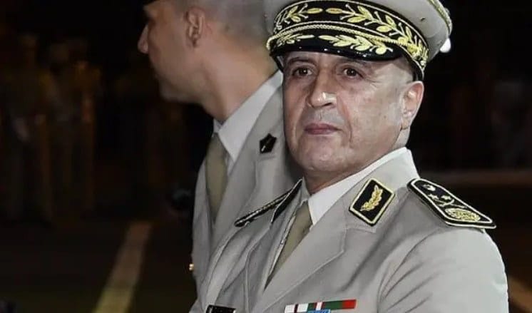 Voici les vraies raisons de l’éviction du général Kaidi Officier militaire en uniforme avec décorations et chapeau.