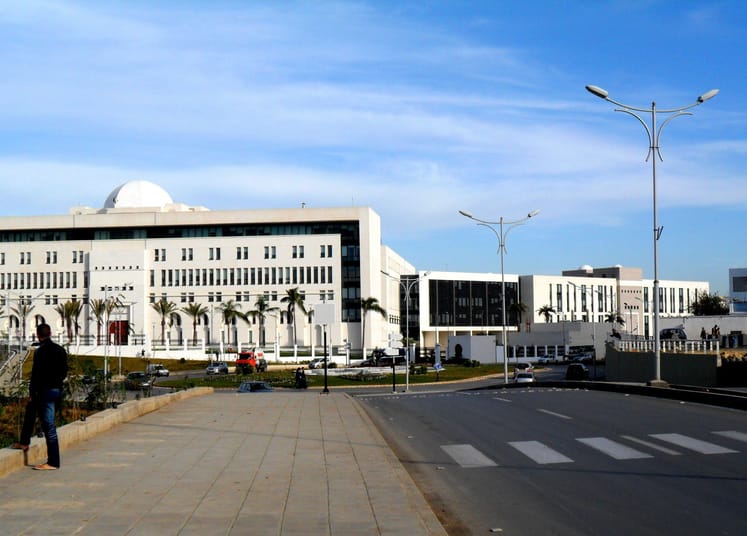 Ukraine/Kiev : l’Algérie décide la réouverture prochaine de son ambassade Bâtiment administratif moderne avec lampadaires et palmier en Tunisie.