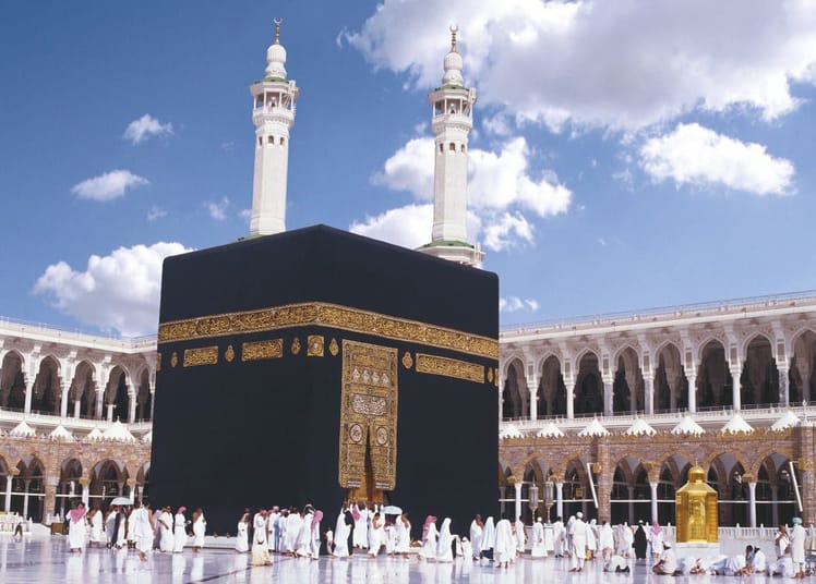 Omra Ramadan 2024 : Découvrez les tarifs pour les Algériens La Kaaba, lieu saint de l'islam, à La Mecque, avec des pèlerins en prière.
