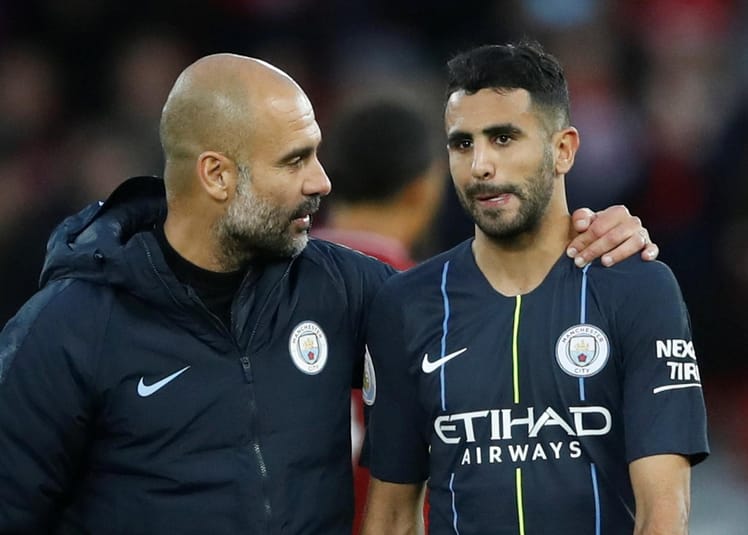 Mahrez et Guardiola lors d'un match de Premier League.