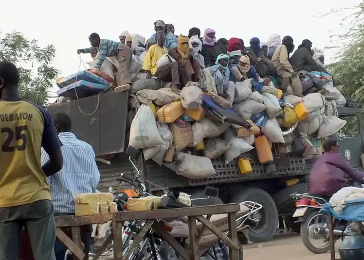 Migration Afrique-Europe : le rôle stratégique de l’Algérie Migration massive de personnes sur un camion en Afrique.