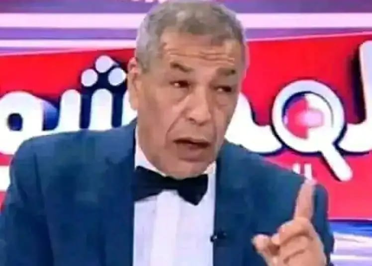 Pourquoi Ali Bencheikh a refusé une offre liée au Maroc Ali Bencheikh en costume avec un fond rouge et blanc.