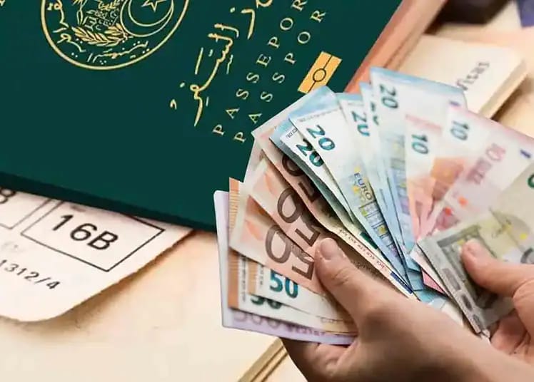 Tunisie : la vérité sur l'allocation touristique à 750 euros Main tenant des billets de banque avec passeport algérien.