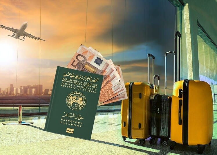 750 € d’aide touristique : révélations choc du gouvernement Bagages, passeport et billets d'avion dans un aéroport.