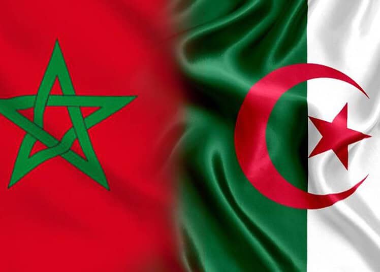 Drapeaux du Maroc et de l'Algérie côte à côte.