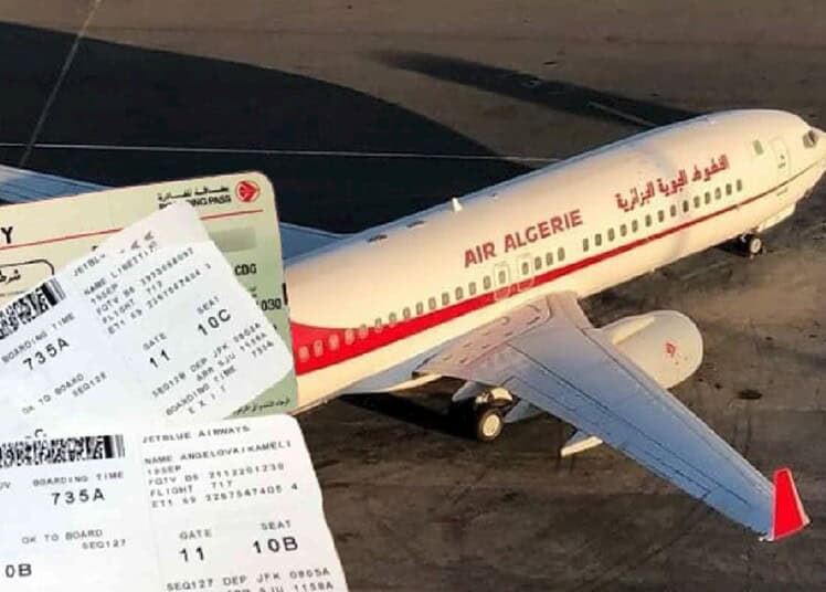 Billet d'avion Air Algérie avec avion en arrière-plan.