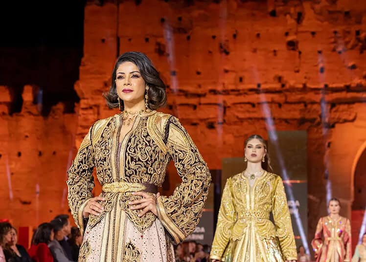 Modèles de caftans marocains et algériens portés par des femmes élégantes.