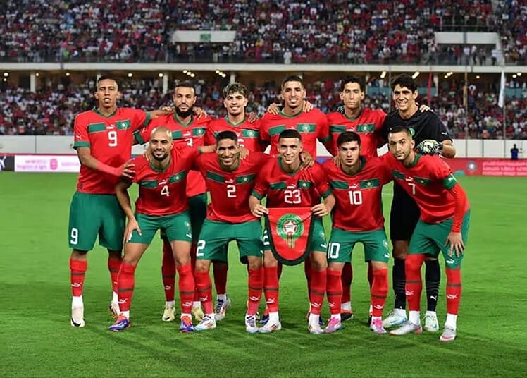 Groupe de joueurs marocains en tenue de football sur le terrain.