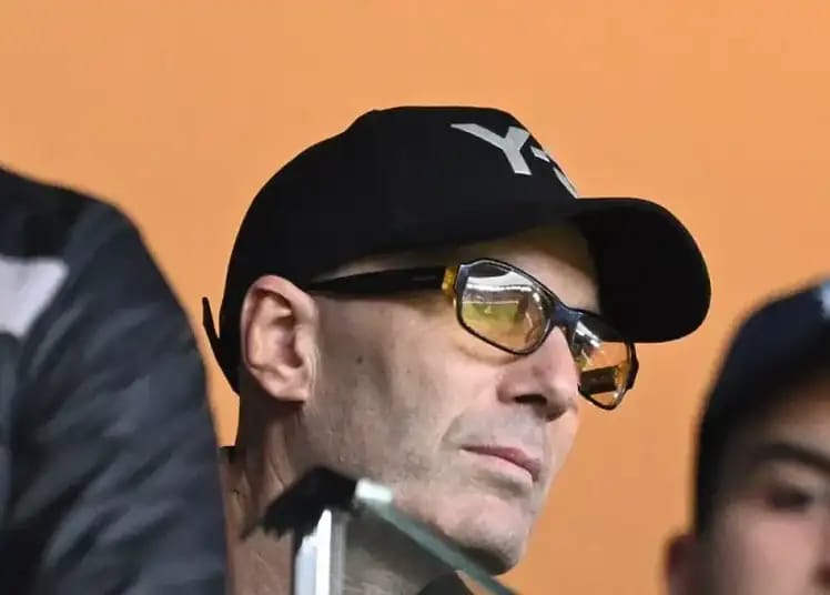 Zidane portant une casquette et des lunettes de soleil au Maroc.
