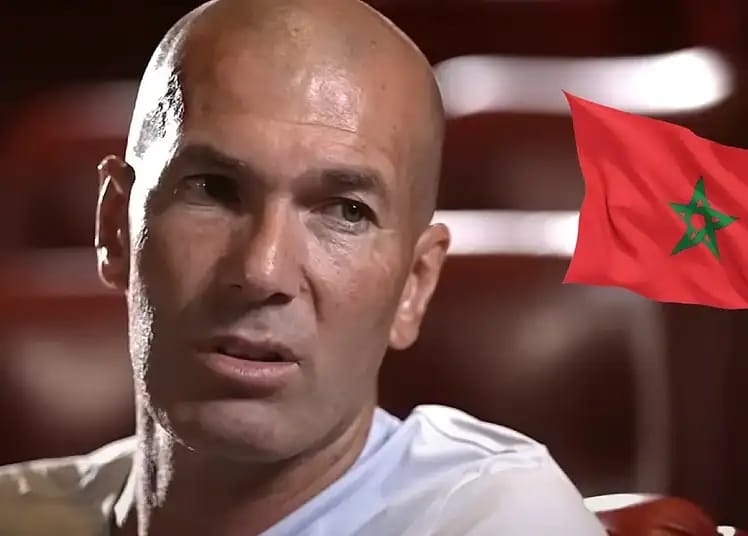 Zidane avec drapeau marocain en arrière-plan.