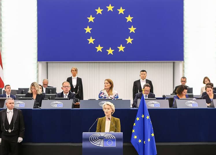 Ceuta : pourquoi Rabat met la pression sur le Parlement européen Parlement européen avec drapeau de l'UE et députés en session.