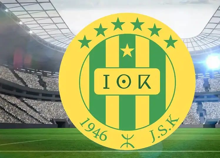 Logo de la JS Kabylie avec ambiance de stade vide.