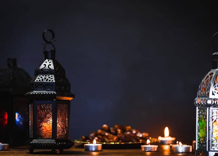 Ramadan 2026 : Découvrez la date de la nuit du doute en Algérie Lanterne traditionnelle de Ramadan avec bougies allumées.