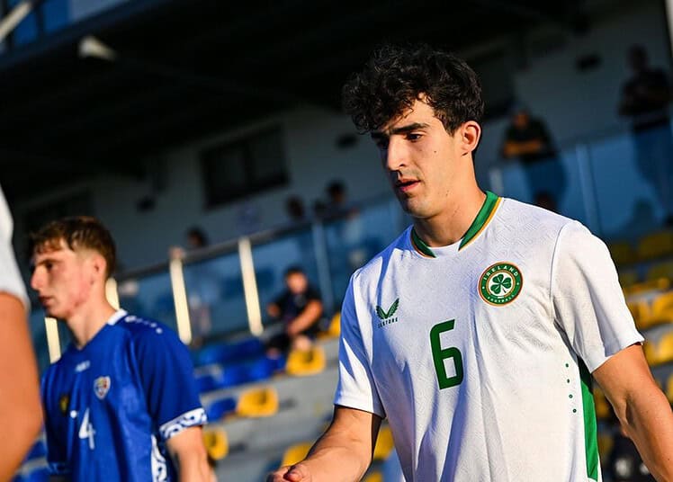 Air Algérie casse ses prix sur les vols depuis l'Espagne Jad Hakiki, jeune footballeur irlando-algérien, en pleine action sur le terrain.
