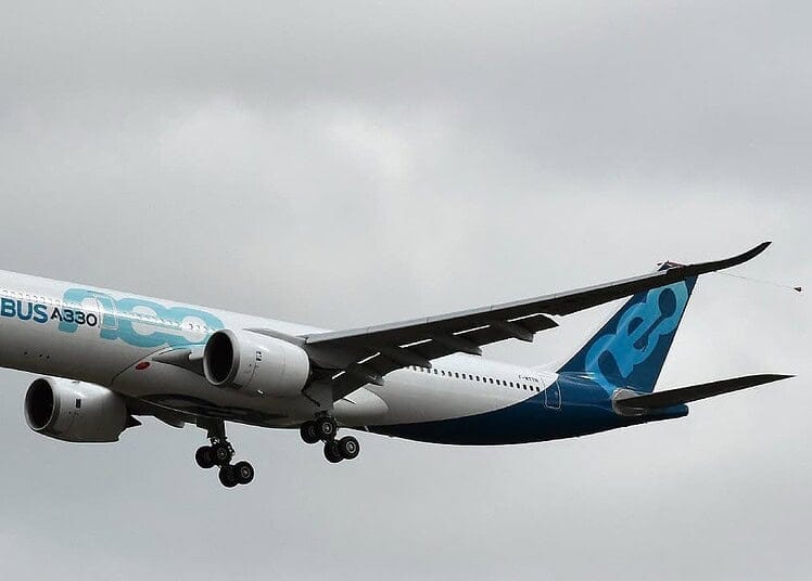 Air France ferme son bureau au Mali : la vraie raison Avion Airbus A330-900neo d'Air Algérie en vol sous ciel nuageux.