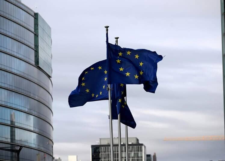 Air Express Algeria interdite de vol en Europe : ce qui change Drapeaux de l'Union européenne flottant dans le ciel.