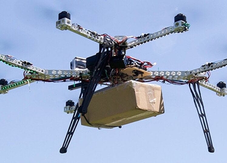 Drone avec caméra et boîte de livraison en vol au Maghreb.