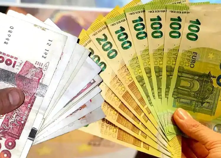 Taux de change : pourquoi le FMI scrute l'écart des marchés Echange de devises avec billets en euros et dinars.