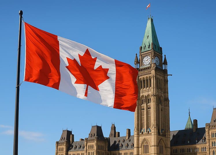 Drapeau du Canada flottant devant le Parlement d'Ottawa.