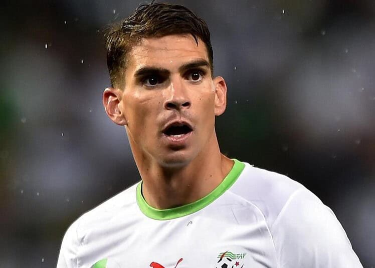 Cristiano Ronaldo en action lors d'un match de football sous la pluie.
