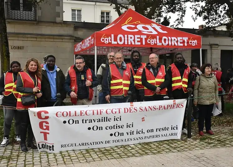 CGT : révolte sur le renouvellement des titres de séjour Manifestants CGT avec banderole sur le renouvellement des titres de séjour.