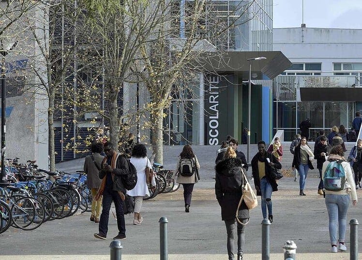 Maroc : ce qui pousse la jeunesse à fuir vers Ceuta Étudiants étrangers et locaux devant une université moderne en France.