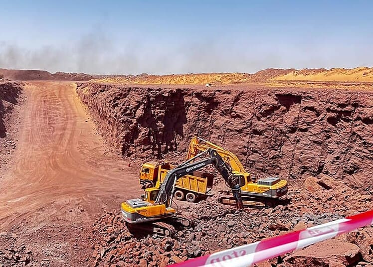 Excavatrice minière en action dans la mine de Gara Djebilet.