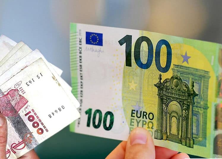 L'euro et le dollar s'envolent : que se passe-t-il avec le dinar ? Billets de 100 euros et dinar marocain en gros plan.