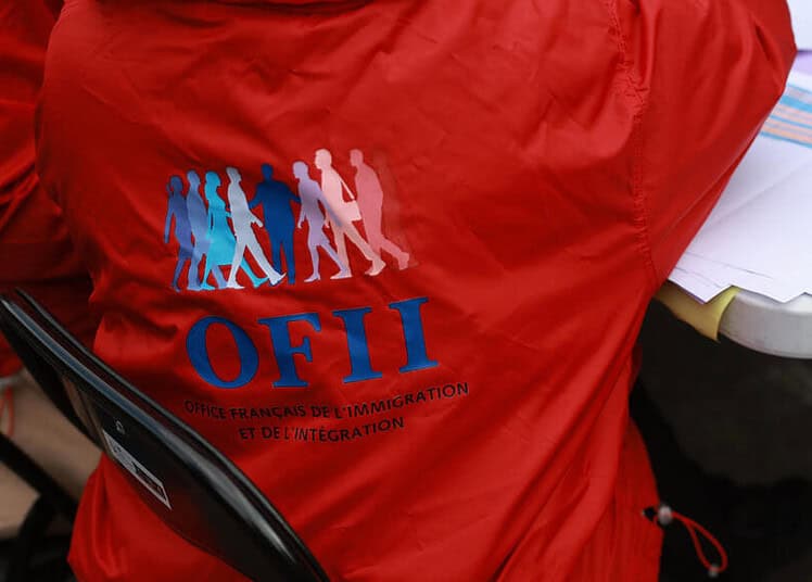 Agent de l'OFII en formation pour le regroupement familial en France.