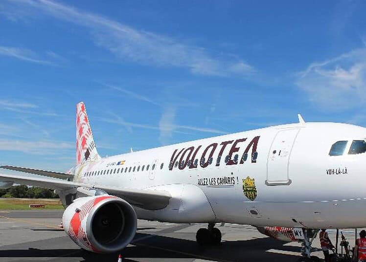 Nouvelle tarification Volotea : impact carburant sur les vols France-Algérie Avion Volotea prêt pour le vol, vue de face sur tarmac.
