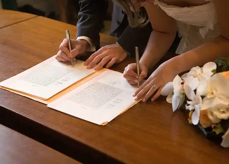Signature de mariage lors d'une cérémonie officielle en France.