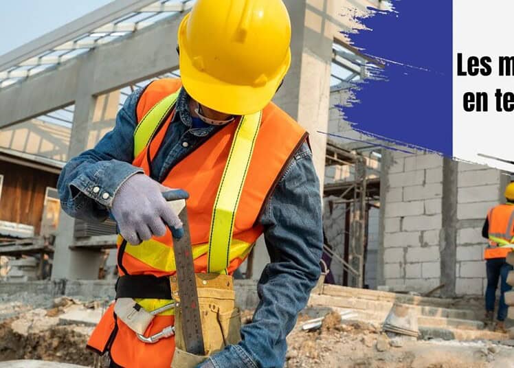 Travailleur du bâtiment portant casque et gilet de sécurité sur un chantier.