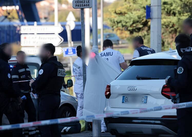 Policiers et enquêteurs sur les lieux d'un incident à Marseille.