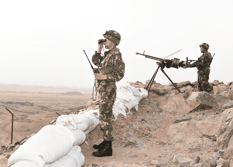 Soldats en patrouille dans un terrain désertique à Aïn Defla.
