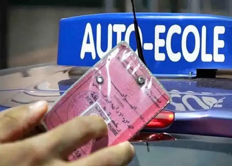 Contrôle de permis de conduire avec une carte rose et véhicule de la gendarmerie.