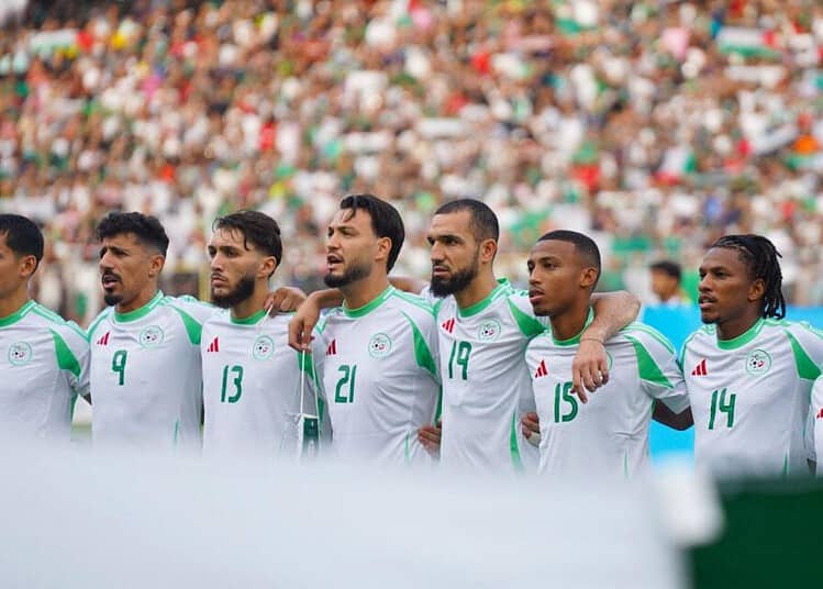 Un gardien chilien pour l'Algérie : vérité révélée ! Les joueurs de l'Algérie lors d'un match de football.
