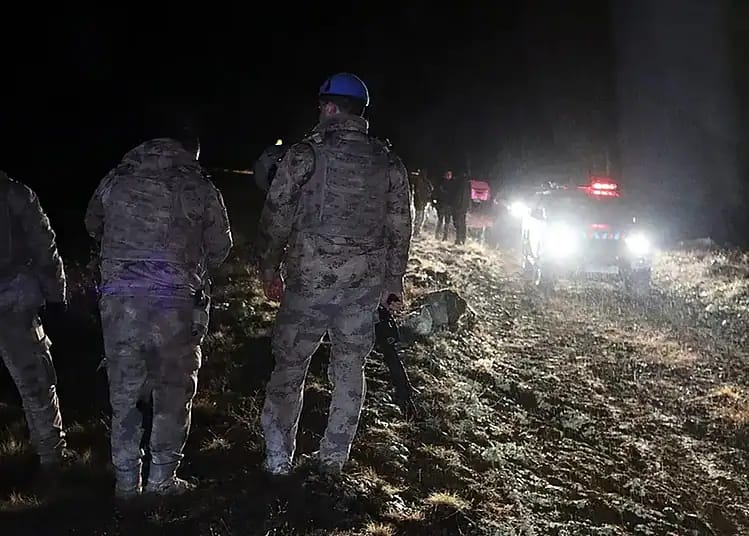 Crash en Turquie : mort mystérieuse du chef de l’armée libyenne Groupe de personnes sur le site d'un accident de nuit en Turquie.