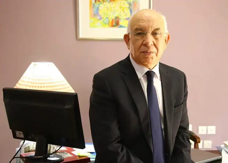Rahabi, homme d'affaires, en costume dans un bureau.