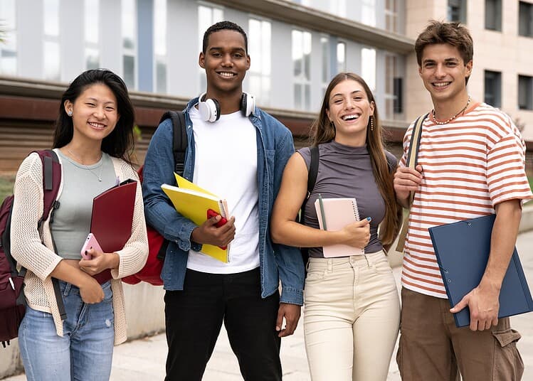 Groupe d'étudiants divers avec livres et sacs à dos en ville.