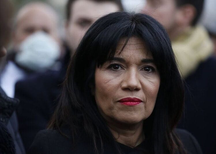 Femme politique lors d'une manifestation en France.